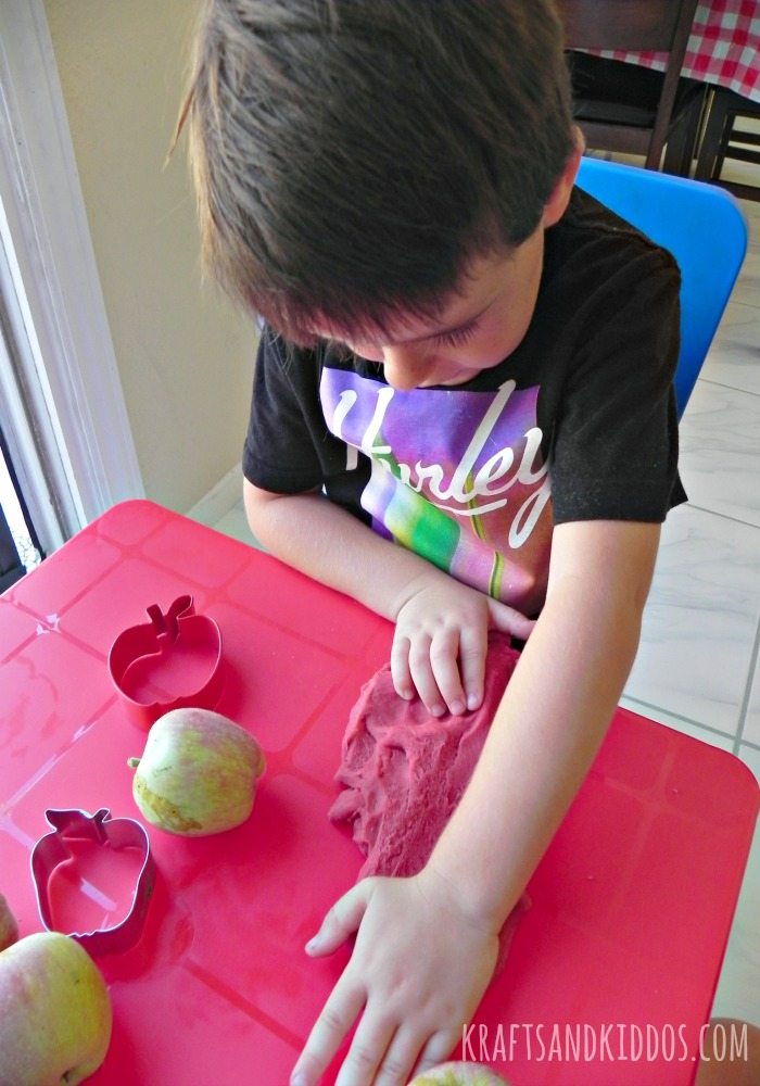 apple pie scented play dough recipe by krafts and kiddos