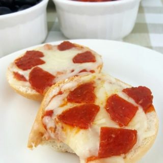 Easy Pizza Minis ready in no time! #ad #FrozenDough #RhodesBread