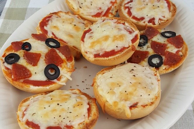 Easy Pizza Minis #RhodesBread #FrozenDough #Sponsored