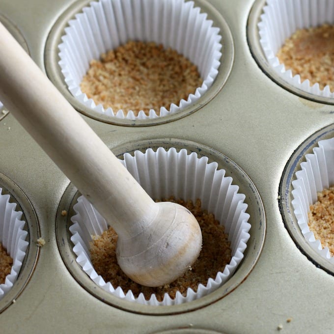 How to make s'mores cupcakes.