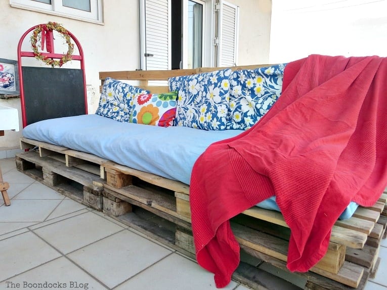Super Easy Pallet Couch from The Boondocks Blog.