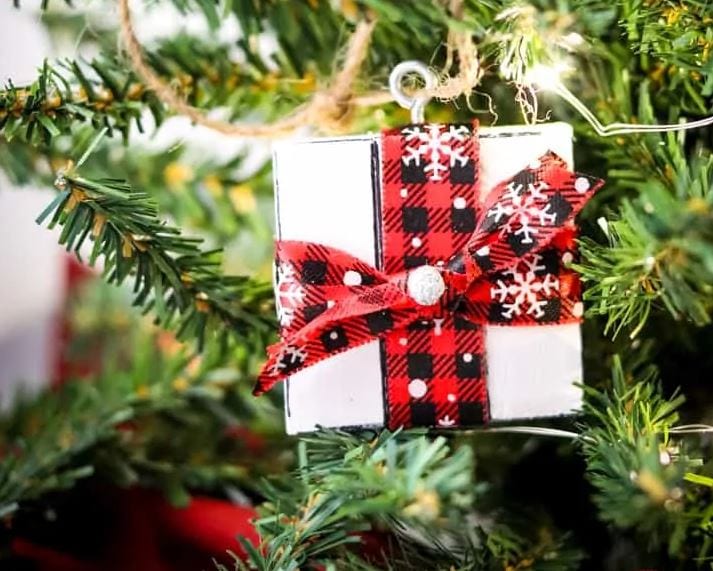 Cheap Christmas Crafts - DIY gift box ornament