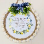 Finished pizza pan wreath in a farmhouse style.