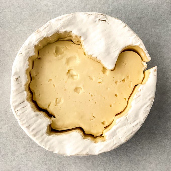 How to make cranberry baked brie with for Thankgiving.