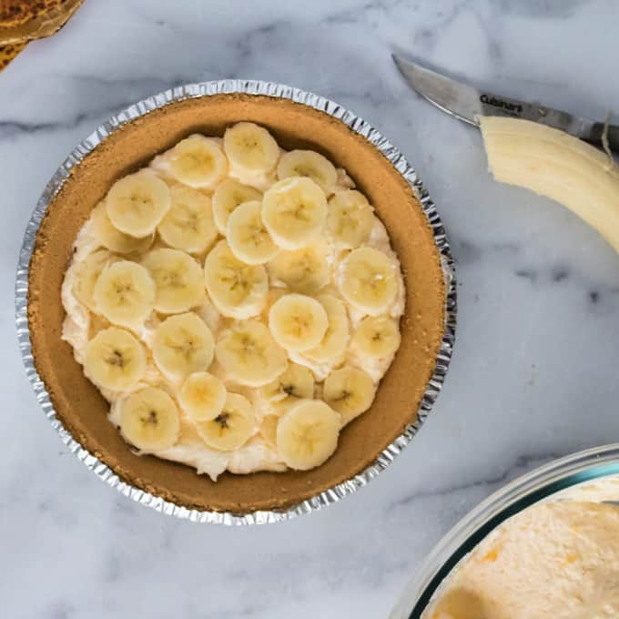 A layer of pudding and bananas in a graham cracker crust.
