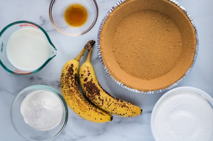 Ingredients to make a banana pudding pie.
