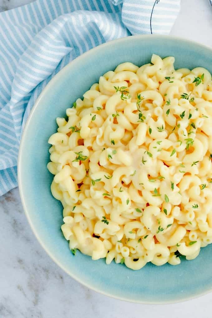 Sides To Go With Pulled Pork: Mac and cheese in a light blue bowl.