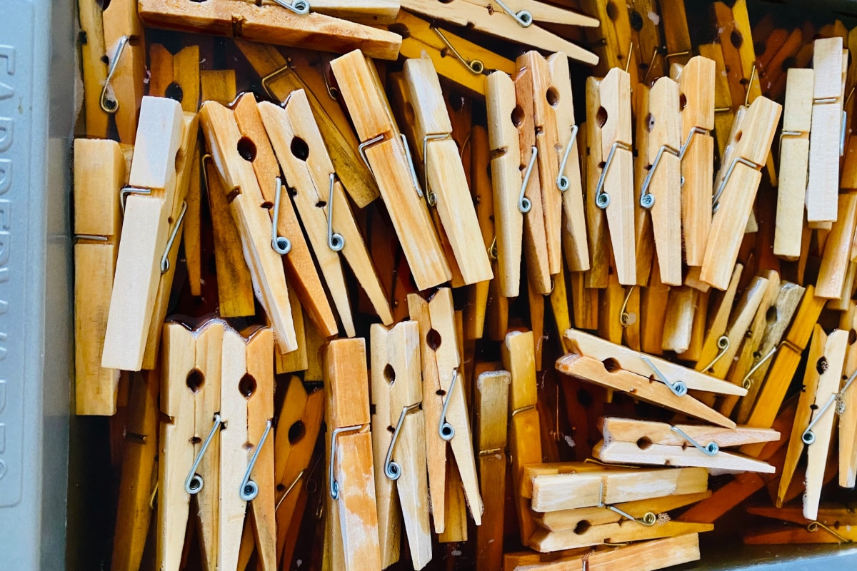 How to dye clothes pins with coffee: clothes pins in a large pan of coffee water.