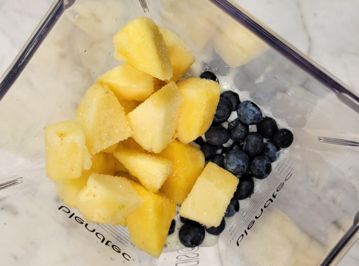 How to make a blueberry and pineapple smoothie image.